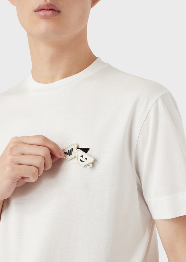 Emojies em modelos de camisetas